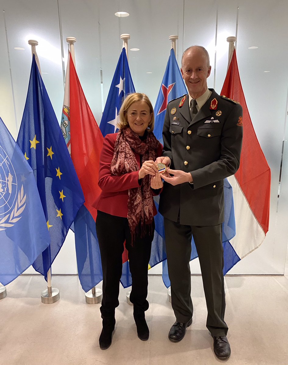 Being in New York today I met with NLD Permanent Rep to the @UN @yokabrandt. We reflected on the situation in Mali and my experience as Force Commander MINUSMA. I thanked her for her support for me and my team with my Commander’s Coin.