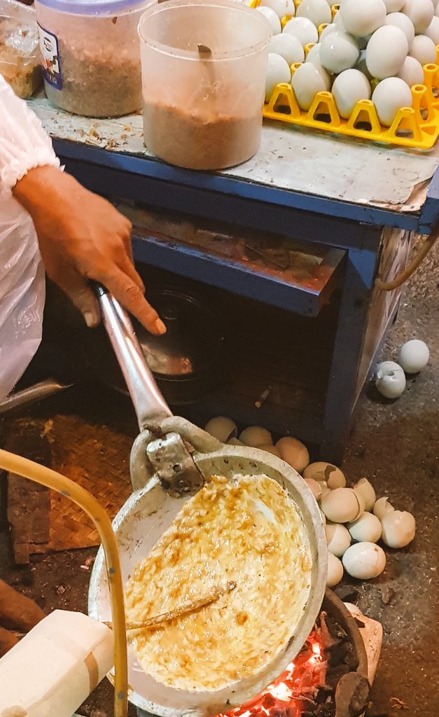 Hery_JBU's tweet photo. Seumur-umur baru sekali ini nyobain kerak telor, ternyata isiannya serundeng & rasanya manis..
Memang rasa aslinya manis atau karena jualannya di Jogja ya?
#Jogja #kuliner #pbty https://t.co/WYXxojMQtO