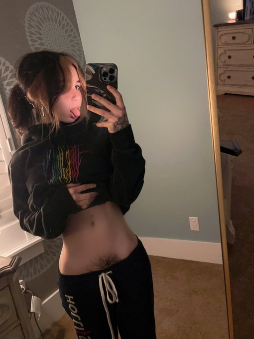 haha me? kiwi? shaving her bush? imagine that lol https://t.co/yh4EeWPmjN