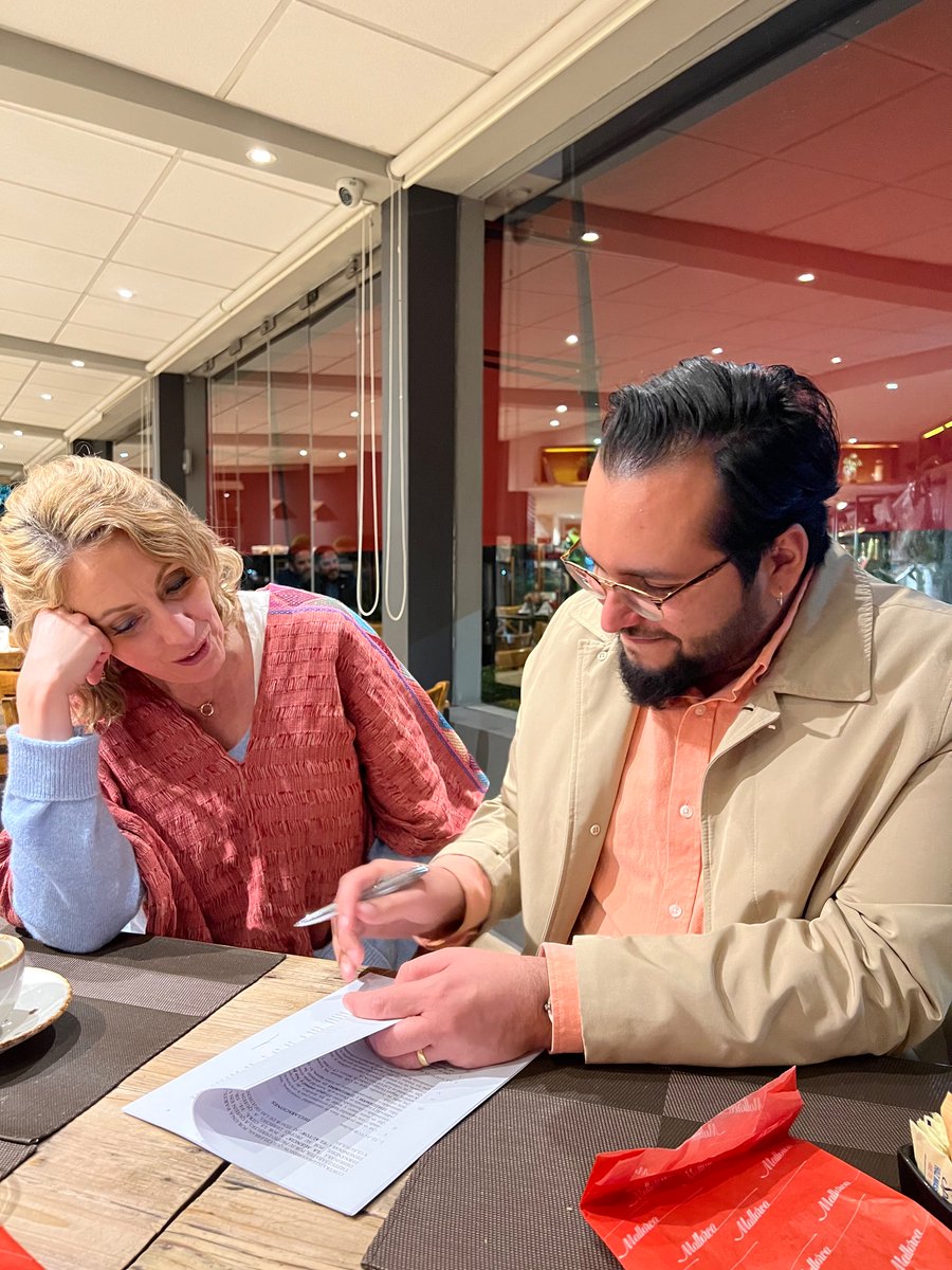 zakariaszafra's tweet photo. Ella fue una de las primeras personas en México que creyó en mí. Un inmigrante recién llegado, con la idea de dar talleres de crónica y ensayo en los cafés de Sanborns. 

Seis años después, Paulina es mi agente literaria. 

Ayer me firmó @PageAgencia y yo estoy pletórico.

Salud. https://t.co/Oe8hAioHci