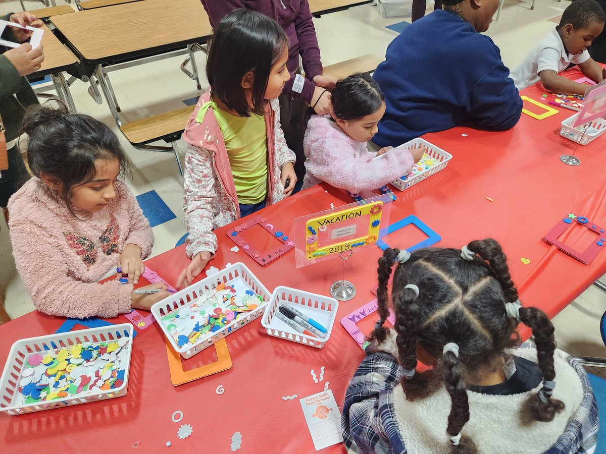 ELAR4Moreno's tweet photo. Academic Night at @MeyerEagles was full of information and fun for the whole family! @LamarCISD https://t.co/yr6hyJwqMD