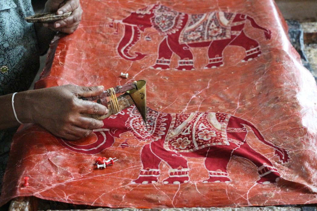 Zin10SantaFe's tweet photo. Loved reporting this piece for @csmonitor about Sri Lanka's batik industry and artisans preserving this generational craft. 

PS: If you find yourself in Matara, go join a workshop at Jezlook Batiks. Can assure you it's a wonderful experience. 

Story: https://t.co/kNSzbxBSoc https://t.co/qjC0gbxnMf