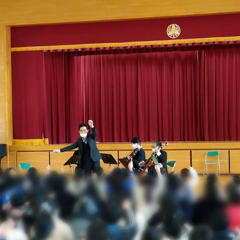 tac0phi1_akash1's tweet photo. 今日は沢池小学校さんに、弦楽四重奏で演奏に来ています🎻学校で聴いたり教わったりする曲や、長調・短調のお話しなどちょっとだけお勉強をした後は、千本桜や紅蓮華でボルテージは頂点に😄
楽しんでいただけましたら幸いです🎵

#明石 #明石フィル #たこフィル 
#オーケストラ #芸術鑑賞会 https://t.co/MlBOBdtC35