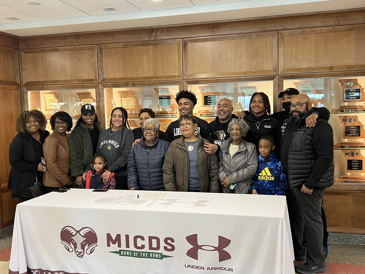 MICDSfootball's tweet photo. So excited for @Hall9Steve who had his signing ceremony in front of family, coaches, teammates and friends.  It has been a blessing to be able to coach such an outstanding young man.  Congratulations Steve.  Lindenwood is getting one of our finest !! https://t.co/3t3vo714oM