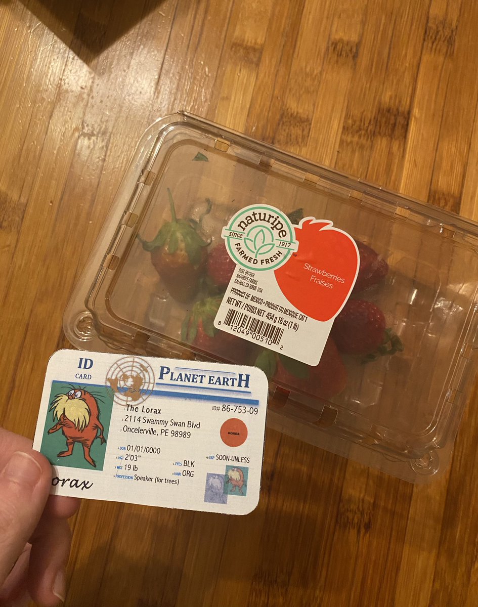 Ella_michalak29's tweet photo. I looked up the brand of these strawberries to see if they grew their foods using GMOs. Turns out they are USDA certified organic berries, which means there won’t be risk of bad health conditions from GMO foods! #apespop @franklinlorax https://t.co/luRhk8TeRQ