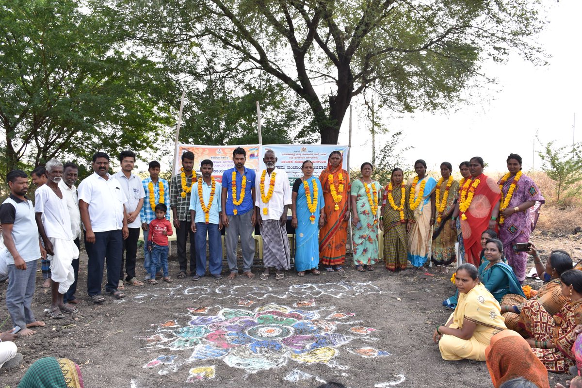 ZPBAGALKOTE's tweet photo. ಹುನಗುಂದ ತಾಲೂಕಿನ ಬಿಂಜವಾಡಗಿ ಗ್ರಾಮ ಪಂಚಾಯತಿ ವ್ಯಾಪ್ತಿಯಲ್ಲಿ ನರೇಗಾ ದಿನವನ್ನು ಕೇಕ್ ಕತ್ತರಿಸುವ ಮೂಲಕ ಕೂಲಿ ಕಾರ್ಮಿಕರೊಂದಿಗೆ ಆಚರಣೆ ಮಾಡಲಾಯಿತು. 100 ದಿನ ಪೂರೈಸಿದ ನರೇಗಾ ಕೂಲಿ ಕಾರ್ಮಿಕರಿಗೆ ಸನ್ಮಾನಿಸಿ ಗೌರವಿಸಲಾಯಿತು. #NREGADAY @iechungund https://t.co/46LkAwcPrn