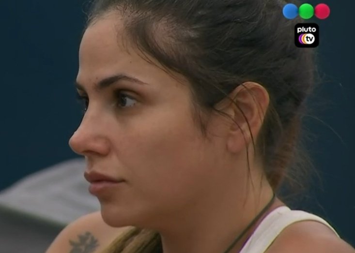 Aleander_zar's tweet photo. Hoy demostraron que Alfa tiene razón en que las minas le hicieron el vacío a Camila. Estaba tocando y las tres con cara de culo, el egocentrismo les comió la sororidad. #GranHermano https://t.co/87aP3r3zN9
