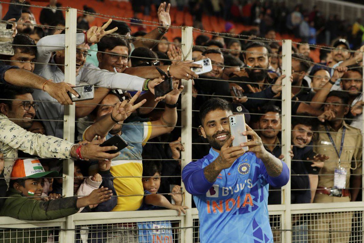 #FridayFoto 🏏

Capturing smiles! 📱😀🤩😁