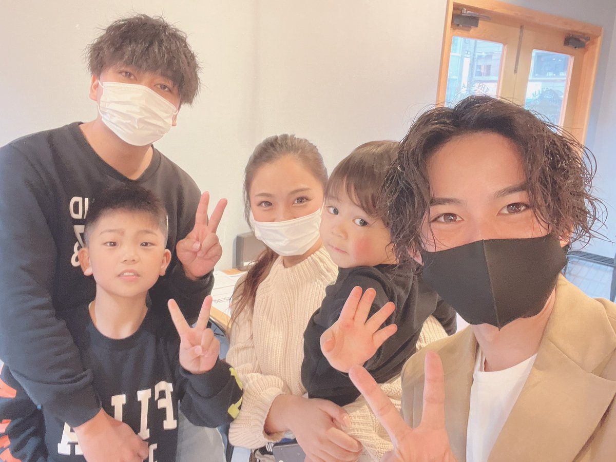 Ryooo0427's tweet photo. 本日ご紹介のお客様はUchimura family✨

今回最新機種14のご相談でご対応させて頂きました✌️

可愛いお子様達がわんぱく過ぎて店内は
子供の賑やかな声で大溢れ🤣

お子様連れの方でも安心でしてご来店ください！
子供に好かれるのは大得意なので👍
お忙しいお時間作って頂き中ありがとうございます！ https://t.co/jSUm28PZqS