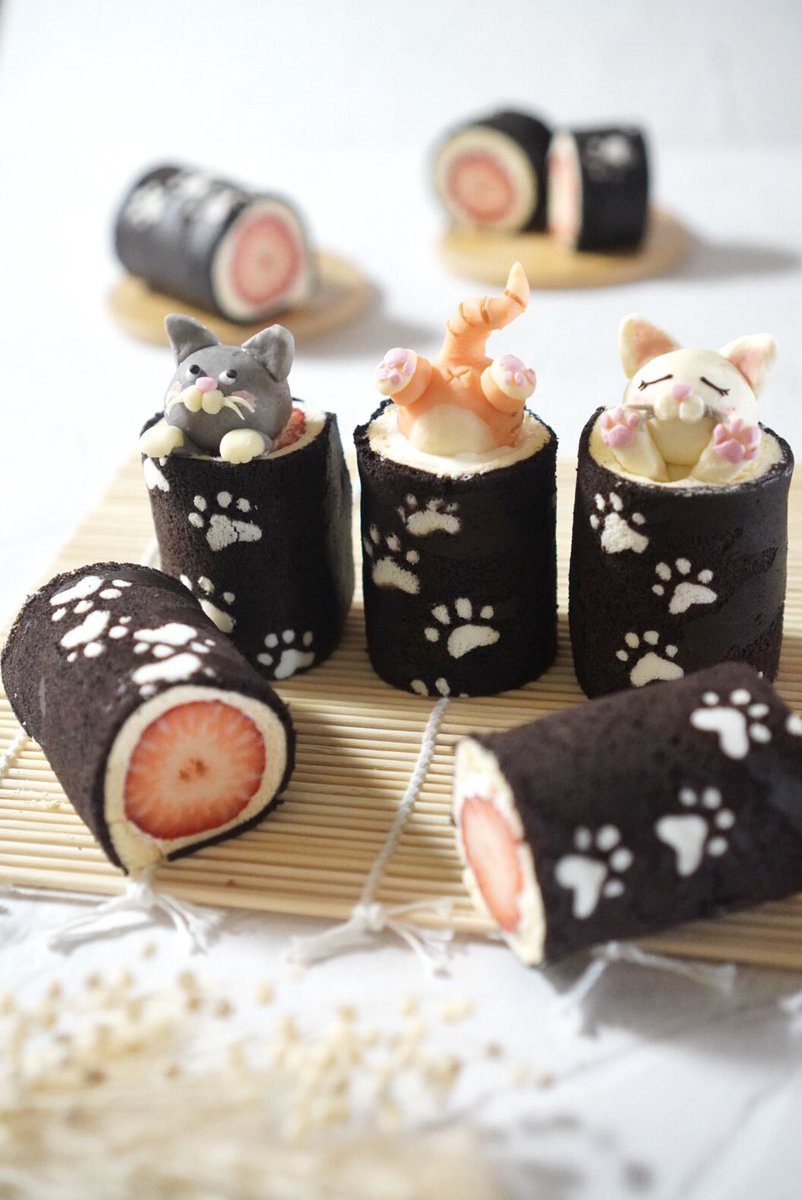 gi_kun_cake's tweet photo. ねこ巻き恵方ロール、立ててみました
おしりもひょっこり🐈🐈‍⬛🐈 https://t.co/6R6Kv5xHzi