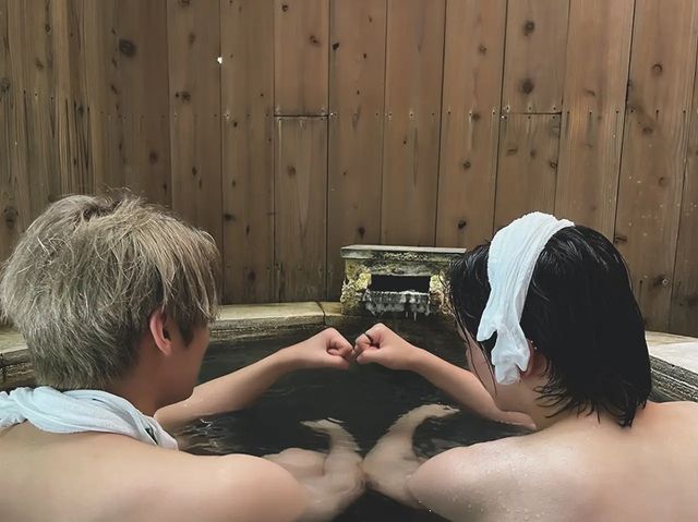linospudding's tweet image. ahora viendo bien esta foto q risa me da ajjsjs que hacían se sacaban una foto semi desnudos pegados al lado del otro pero chocandose los puños just 2 bros chilling in the hot tub
