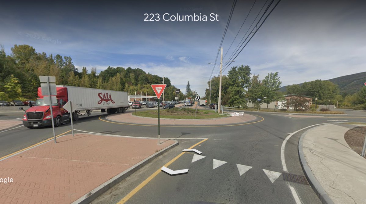 PittsCommDesign's tweet image. ROUNDABOUT OF THE DAY: 
Town of Adams, MA - Columbia Street/Rt. 8
Estimated traffic volume: 15,000 vehicles per day
Total circle diameter: 116’