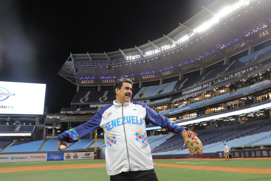 A quien saluda super bigote 🤡