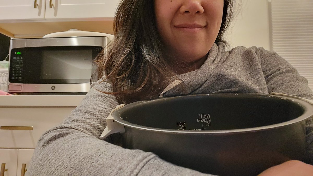victorioustsui's tweet photo. Discovered a new way to warm up my body on a chilly night. Can't believe I haven't thought of this before. 
#cuddling #ricepot #zojirushi https://t.co/OdWuKmuD3d