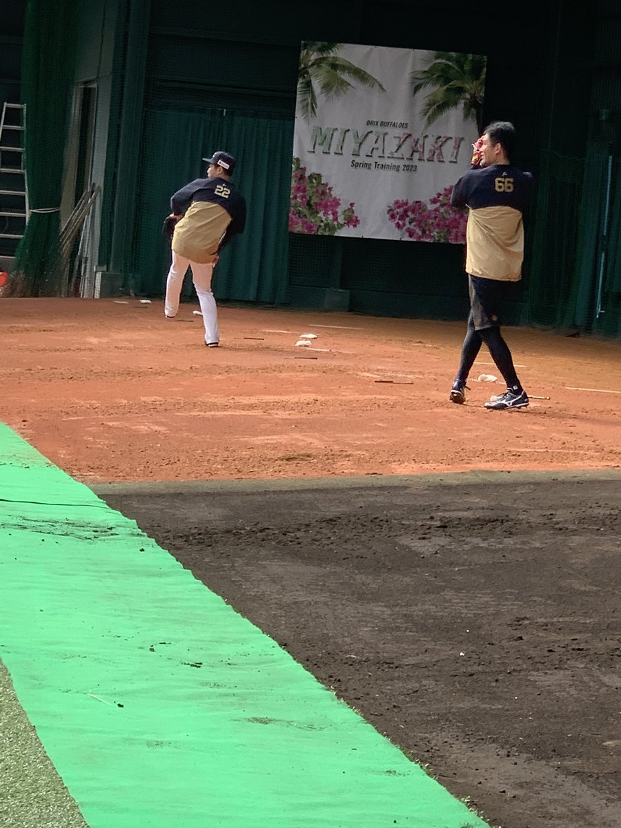 R2j94's tweet photo. #オリックスキャンプ
2/2
ブルペンを退出する田島
投げる村西と凌くん
サイン中のラオウと様子を見にくる福田
並んで歩く宮城くんと山岡くん https://t.co/kPC89yxUtN