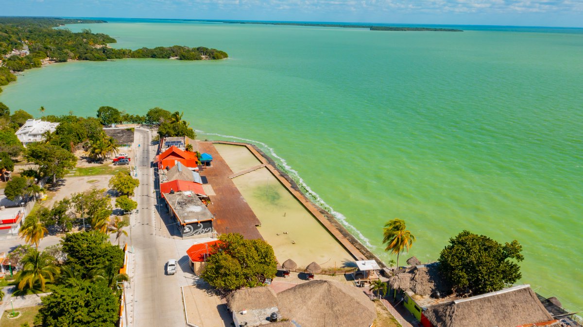 SEDATU_mx's tweet photo. ¿Ya conoces el malecón que construimos en Chetumal, #QuintanaRoo?

Con el Programa de #MejoramientoUrbano intervenimos más de 17 mil m2; los trabajos incluyeron la renovación de la imagen de la Costera de Calderitas y del corredor comercial. Aquí los resultados.

#ChetumalLate❤️ https://t.co/UeBq0iCjkg