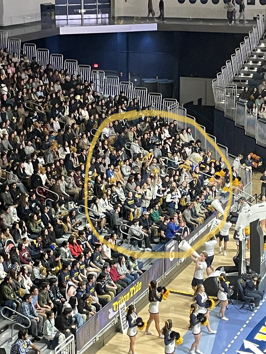 ⁦<a href="/UCSDsoftball/">UC San Diego Softball</a>⁩ supporting our ⁦<a href="/UCSDmbb/">UC San Diego Men’s Hoops</a>⁩ on Spirit night👏👏👏 #looking good