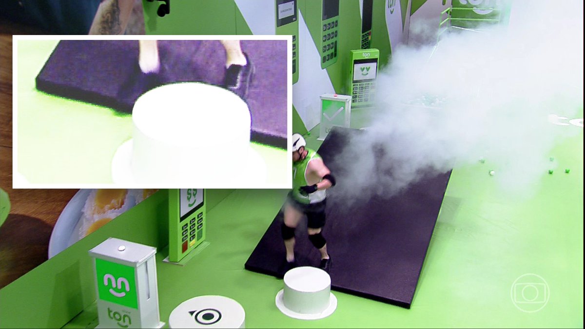 guiapurareal's tweet photo. 🚨 Por essa imagem a gente vê que o Gustavo não pisou no chão. É a sombra do tênis dele 
#BBB23 https://t.co/75DsLla3Hj