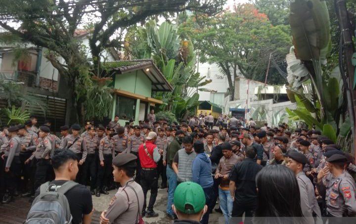 infobdg's tweet photo. Polisi kerahkan ribuan personel kosongkan Hotel Banana Inn Bandung https://t.co/5F7356asDG #infoBDG https://t.co/6j5eF86grz