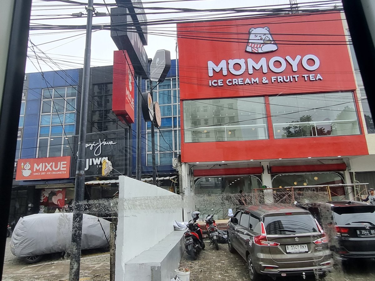 So, Momoyo ini punya lokal? Langsung 2 ruko gede 🤣