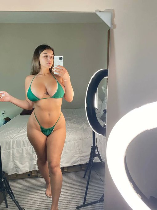 Bikini queen ? https://t.co/WnvyqUJd9p