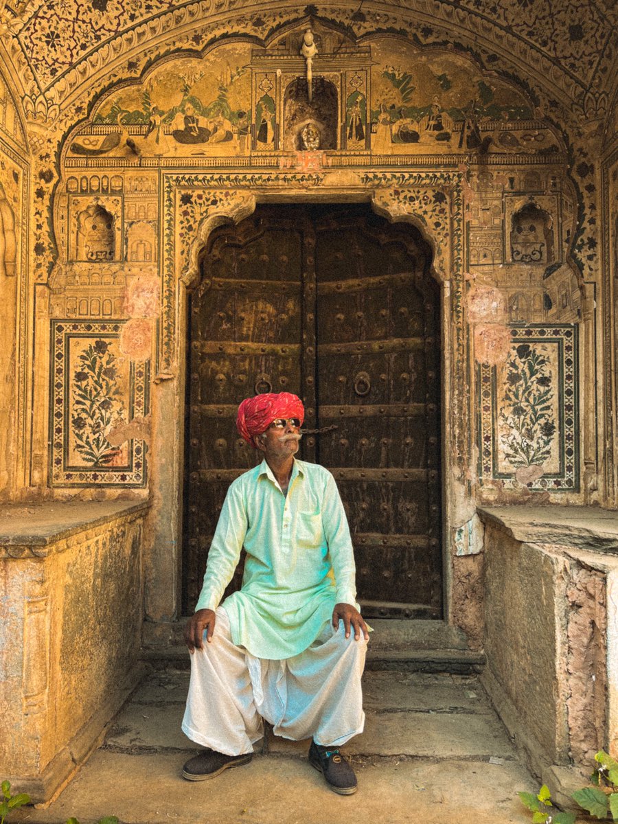 The intricate carvings and grand design are a testament to the rich cultural heritage of India. A glimpse into the past, reminding us of the stories and events that once took place within these walls. #JaipurHeritage #RajasthanTourism #IndiaHeritage'