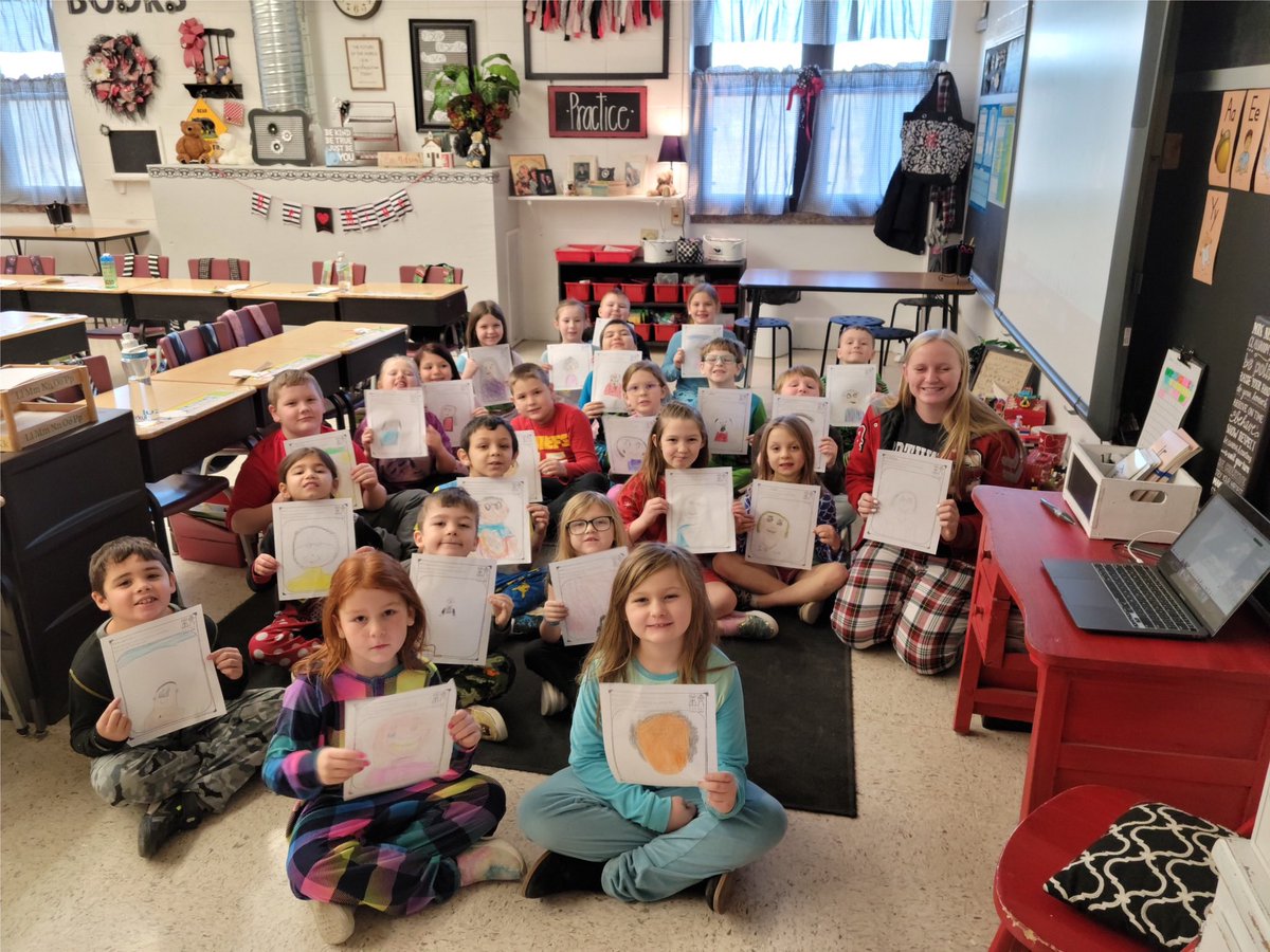 mrsparrishk5's tweet photo. 100th Day fun at #bhawkel today! I love how excited the students are about 100 days of learning. @ClarkCoIndians https://t.co/sUB4t3cNNp