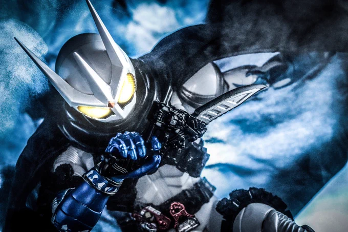 #見た人も無言で剣を構えた何かをあげる 