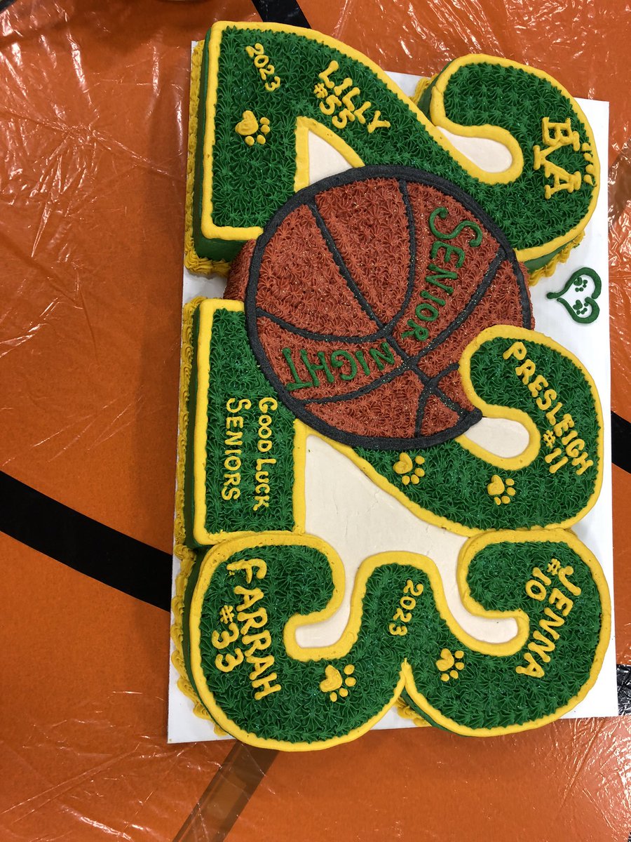 Great team win 53-45 on over a solid LH team! 
•Jenna Dawson, 17 points
•Farrah Reader, 13 points

Special congratulations to our class of 2023! Cannot wait to see what the future holds for each of them. 

We hope to see you at EF on Monday for a huge section match up!! 🏀