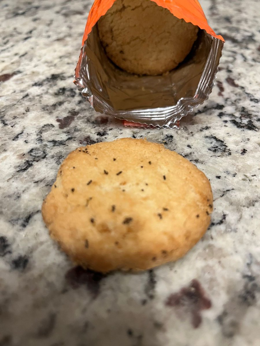 rerivv's tweet photo. @Marinelamx 
La nueva receta es con hormigas?? 
Acabo de comprar unos polvorones y al abrirlos me encontré con esto. 
Era fan de sus productos pero ya me dio mil asco🤢🤢🥴🥴 
Qué onda con su control de calidad! #marinelamx #polvorones https://t.co/S7VovCqyNL