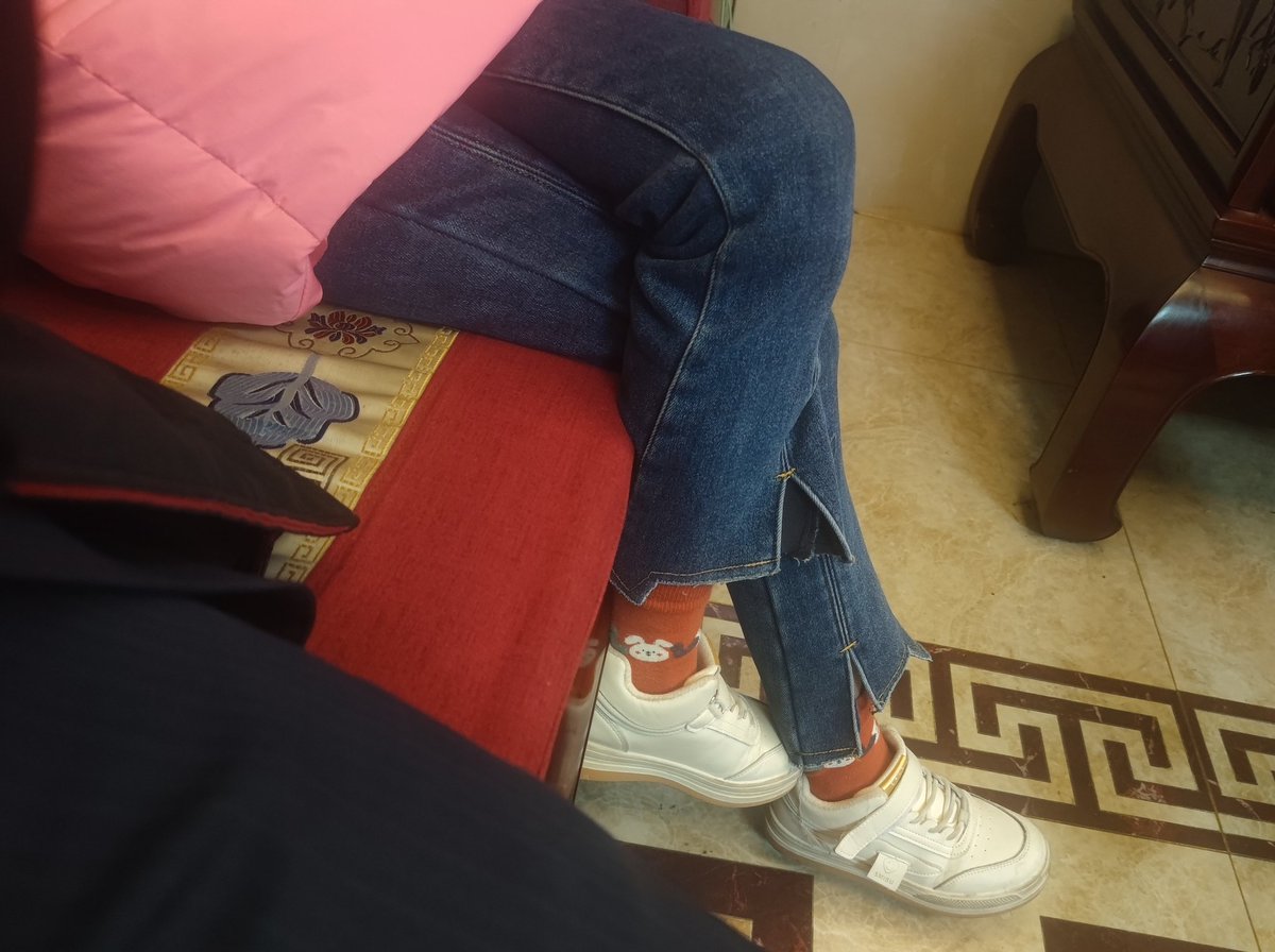胡哥街拍
上次拍的小表妹大家都这么喜欢，我自己对小表妹是没啥感觉的。今天她又来拜年，穿了牛仔裤，可爱的卡通袜子和白色运动鞋
#街拍 #表妹 #运动鞋 #棉袜 #足控