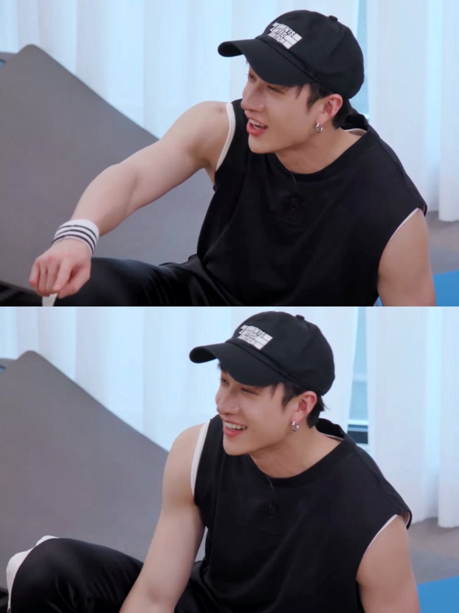 captainCB97s's tweet photo. i’m still here… bang chan is so damn attractive https://t.co/9RtPyHbSDz