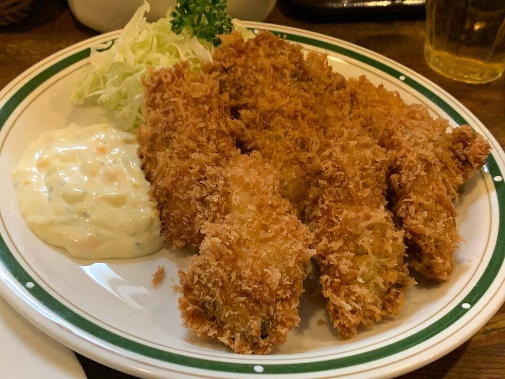 朝からの野暮用が案外早めに終わったので、新宿区四ツ谷「かつれつ四谷たけだ」カキフライだ〜 instagr.am/p/CoLyHkQvl7a/