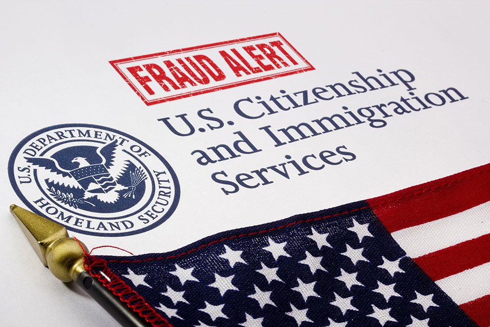 Sèvis imigrasyon Ameriken di tout moun ki vle benefisye #PwogramBiden nan, pou yo fè atansyon a moun kap ofri yo sipò ki ka twonpe yo. <a href="/USCIS/">USCIS</a> fè konnen, okenn moun USA pa dwe pran lajan nan men moun pou sponsorize yo. Imigrasyon🇺🇸mande sitwayen 4 peyi benefisyè yo pou yo vijilan.
