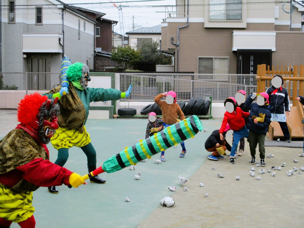 m_kitamachi's tweet photo. 今日は節分ですね。子どもたちは、���分の意味や由来を知り、伝承行事を楽しみました。鬼に向かって、新聞紙で作った豆を投げ、元気いっぱい「おにはそとー－－！」。鬼が去ったあとにお部屋に戻ると、春の訪れを感じる桜の花びらがひらり～♪お福さんが届けてくれたのかな？🌸 https://t.co/IjN8CWWXkM
