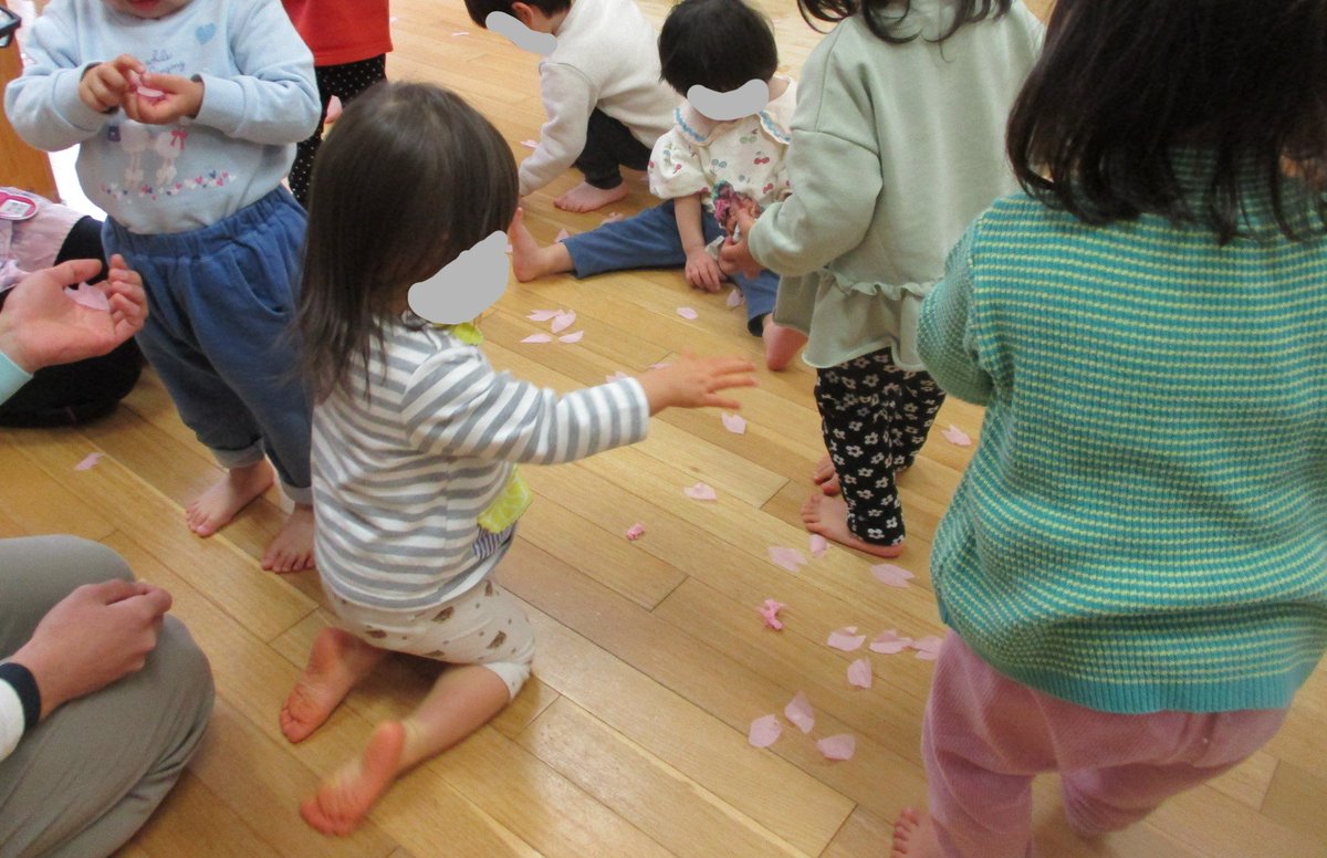 m_kitamachi's tweet photo. 今日は節分ですね。子どもたちは、���分の意味や由来を知り、伝承行事を楽しみました。鬼に向かって、新聞紙で作った豆を投げ、元気いっぱい「おにはそとー－－！」。鬼が去ったあとにお部屋に戻ると、春の訪れを感じる桜の花びらがひらり～♪お福さんが届けてくれたのかな？🌸 https://t.co/IjN8CWWXkM