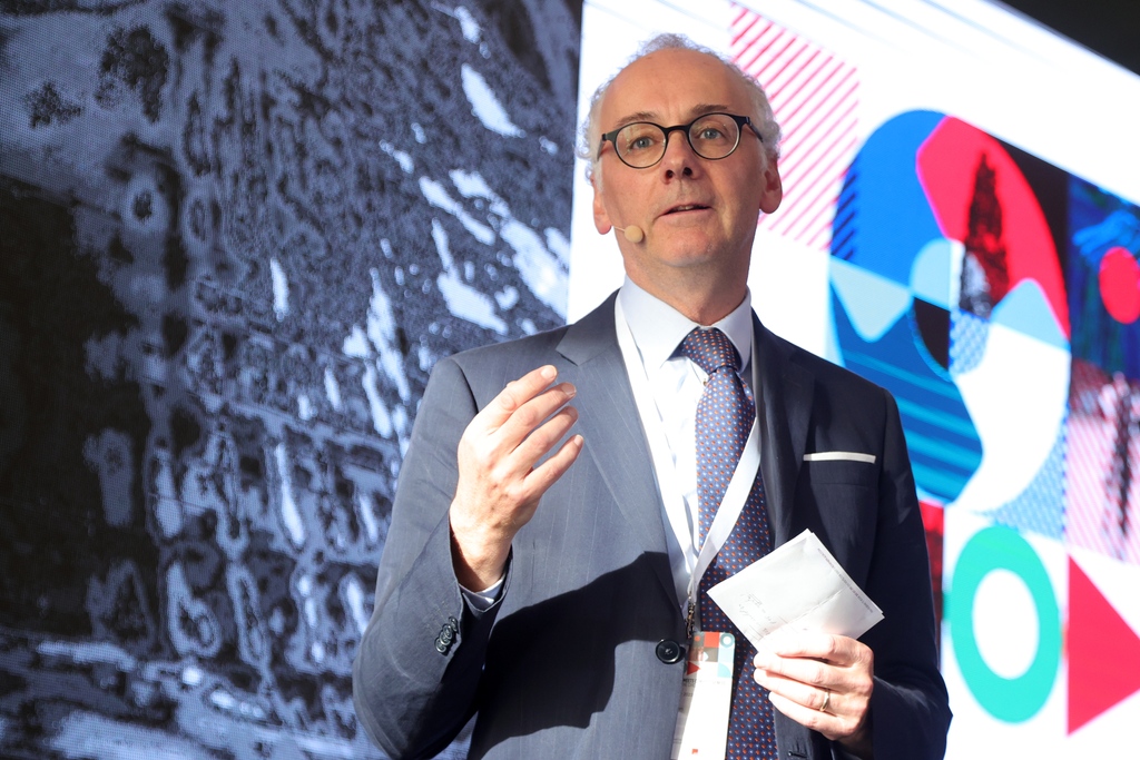 euratex_eu's tweet photo. Next week the textile and clothing industry will gather in Paris for #PremiereVision. If you are going, don't miss EURATEX #Talk on 9/02 at 2PM. Dirk Vantyghem will speak about the EU #Sustainable #TextilesStrategy and its impact on the global textile ecosystem. Come and join us! https://t.co/ZnyBM5sK4b