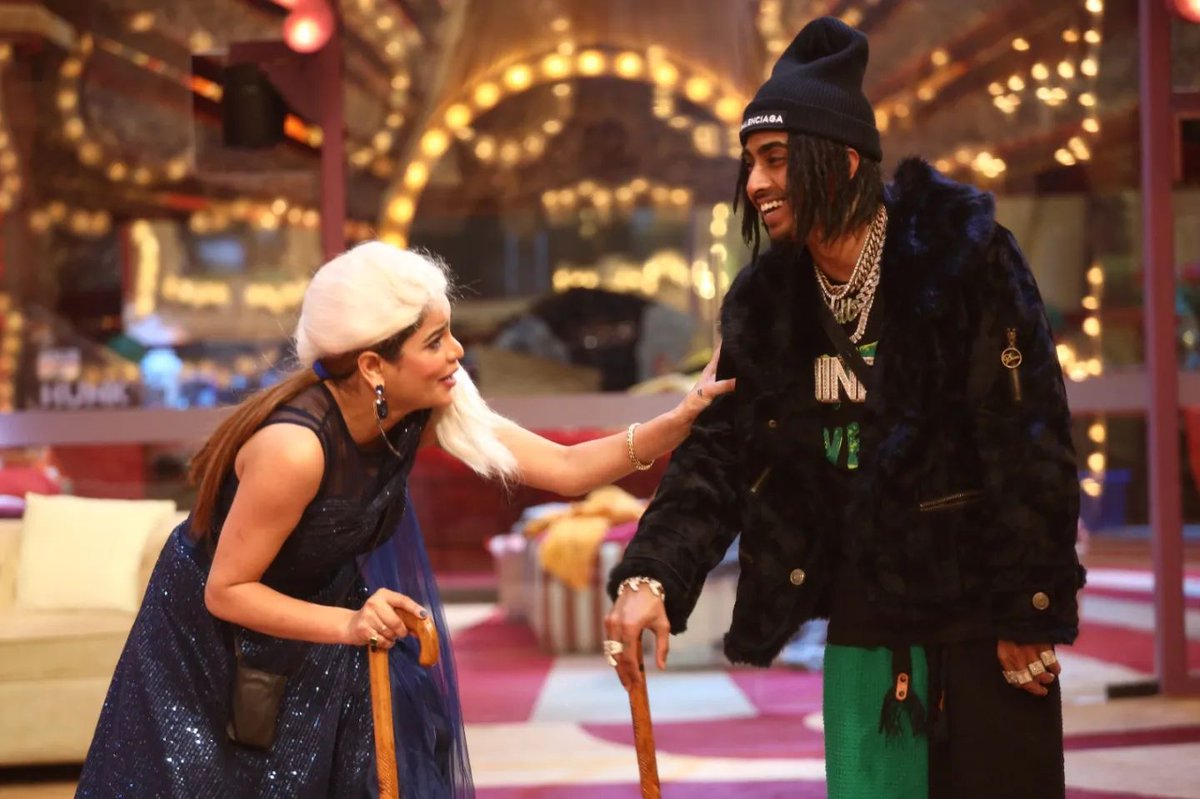 BiggBoss24x7's tweet image. #BiggBoss16 : Who will you support between Archana and Stan in the finale week??

🔁 - #MCStan
❤️ - #ArchanaGautam