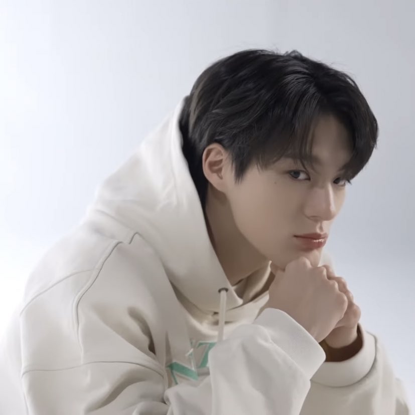 Menunggu adek pacar yang sibuk kerkel. Pacarnya dianggurin terus, mana nggak ada ngasih cium hari ini.