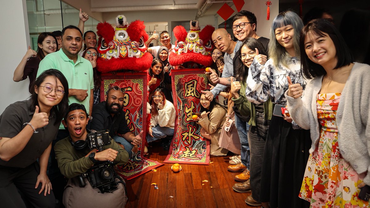 AximTradeGlobal's tweet photo. A glimpse of the #ChineseNewYear celebrations at AximTrade's office!

From traditional dances to delicious dinner and festive vibes, AximTrade welcomes the year of the Rabbit in style.

Cheers to a year full of new opportunities and growth ahead.

#YearoftheRabbit #AximTrade https://t.co/X0Y4KXYwQq