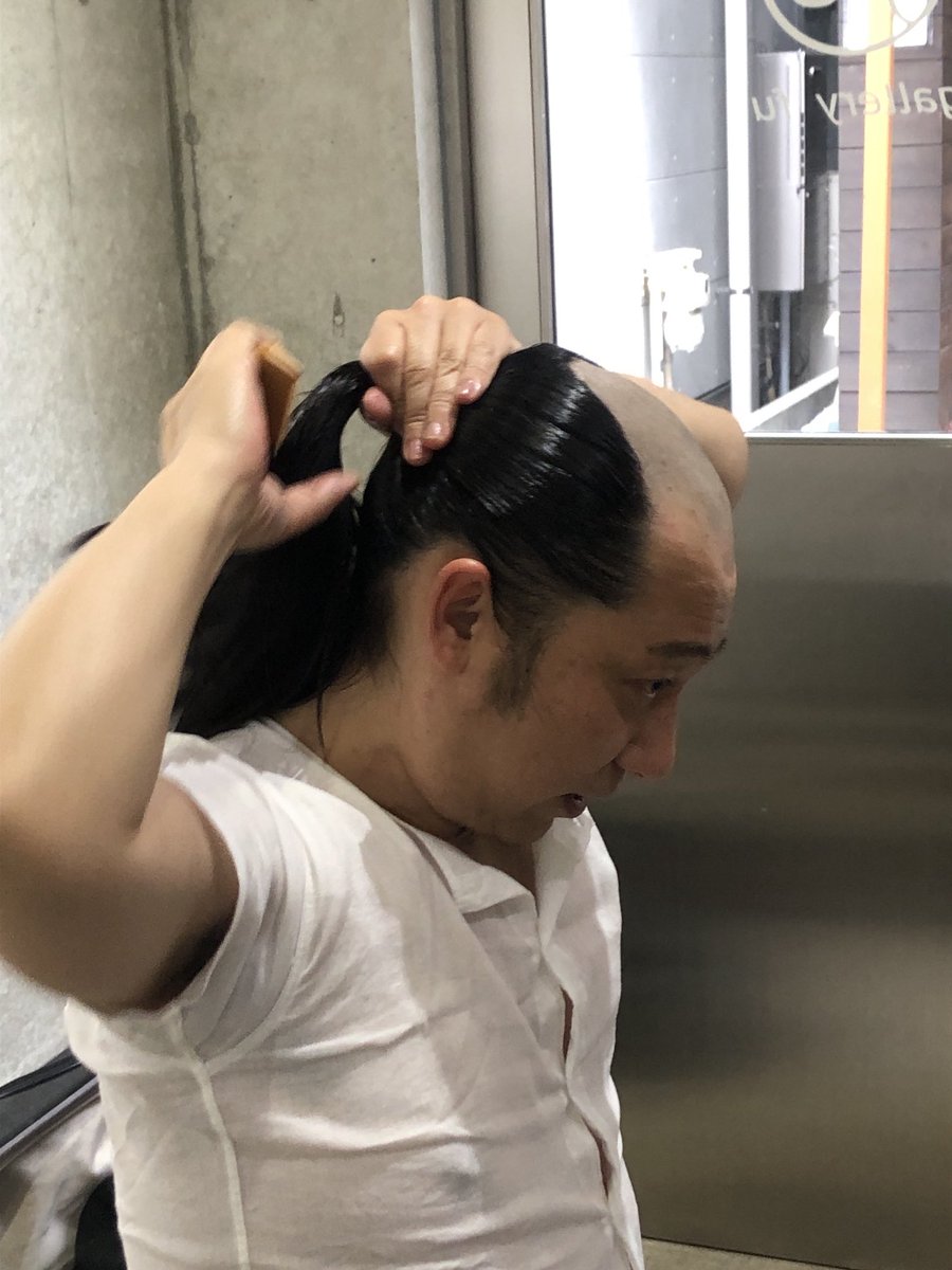 gallery_fu's tweet photo. 本日はgallery fuで3/10(金),11(土),12(日)開催予定の立川志の八@T_Shino8落語会「RAKUGO fu×8」のDM撮影。
志の八師匠がチョンマゲを結うところから始まりました。
#落語 #立川志の八 https://t.co/3HPrrEkYaT