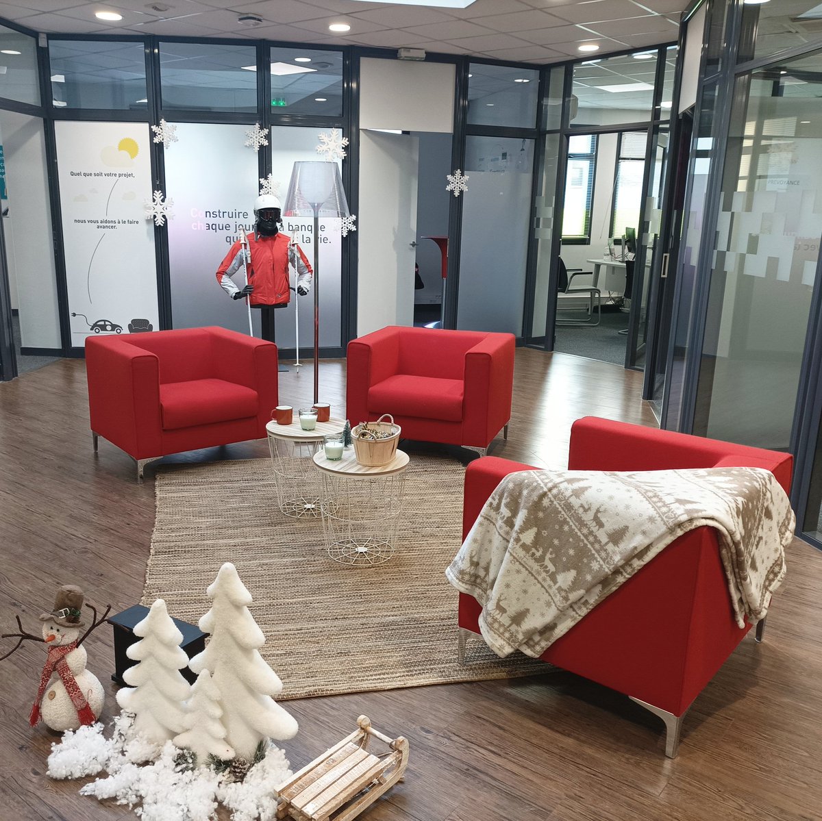 CMSOLaCouronne's tweet photo. Ambiance cosy en ce mois de février à l'agence 🔥 On a déplacé la montagne à La Couronne ❄️ @CMSOsecteur16_1 @CMSudOuest https://t.co/cIbauop40A