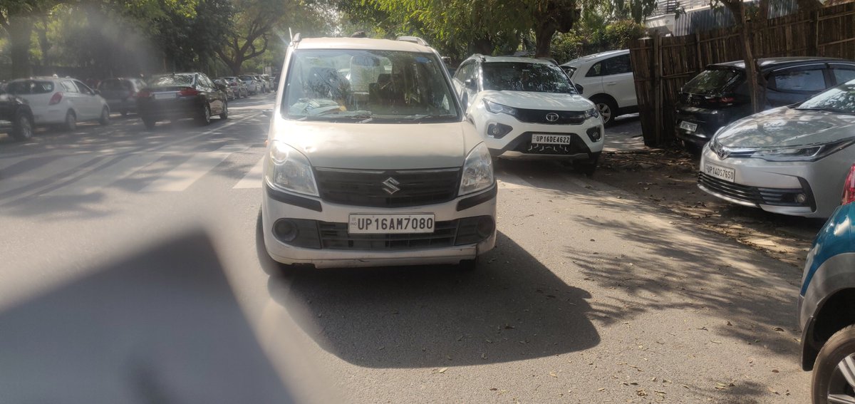 kenthewala's tweet photo. @noidatraffic vehicle parked mid road causing traffic jam in front ofbkhaitan school, sector 40 NOIDA. Plz take action. https://t.co/5rc4IhgUav