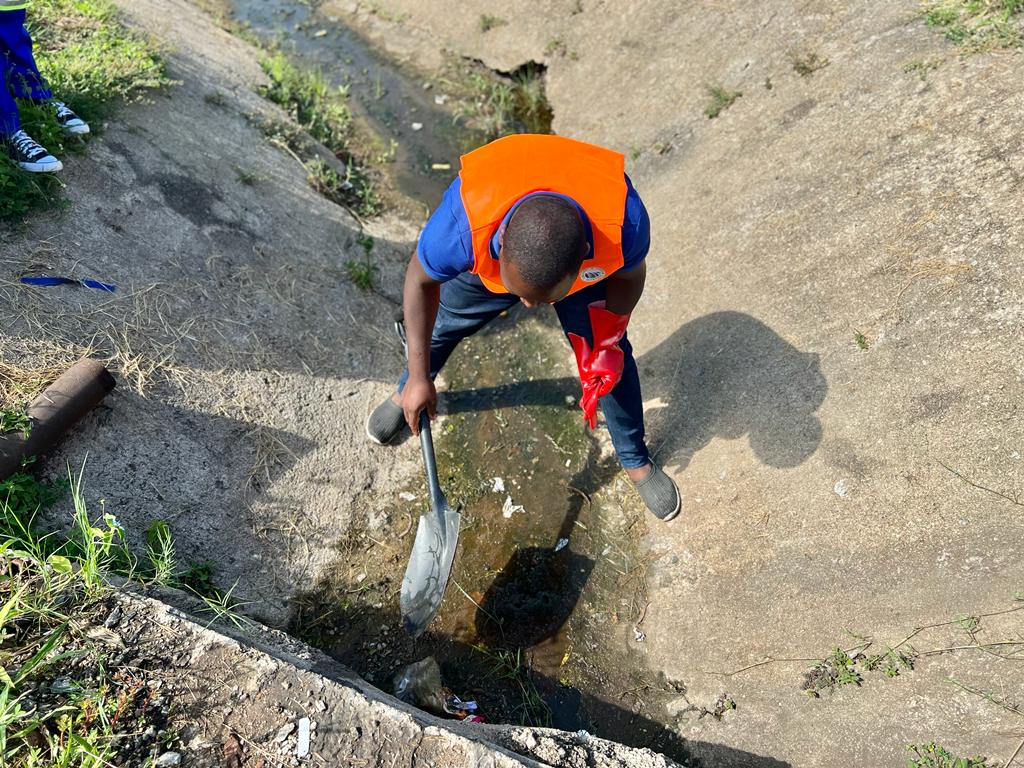 ZtaUpdates's tweet photo. It's the #FirstFriday of February & we are keeping up with #NationalCleanupCampaign! Tourism thrives in a clean environment and it is our duty to keep our #DestinationZimbabwe litter-free.
#CleapUpFriday
#MyEnvironmentMyPride
#VisitZimbabwe
#ZimBho https://t.co/nNSXB1Q0kW