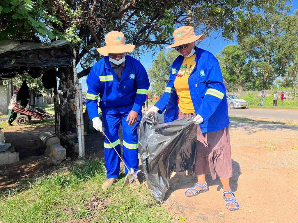ZimBho_Official's tweet photo. It's the #FirstFriday of February & we are keeping up with #NationalCleanupCampaign! Tourism thrives in a clean environment and it is our duty to keep our #DestinationZimbabwe litter-free.
#CleapUpFriday
#MyEnvironmentMyPride
#VisitZimbabwe
#ZimBho https://t.co/AurgP8Rqv1