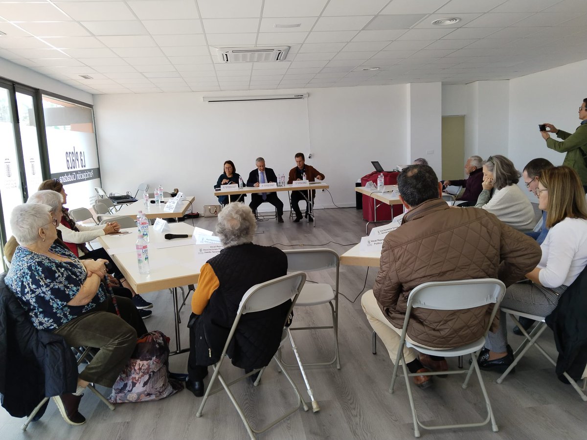 ParticipaLPGC's tweet photo. La Concejalía Delegada de Participación Ciudadana, celebró el miércoles 1 de febrero, en el centro local municipal "La Plaza", una nueva sesión plenaria del Consejo Municipal del Mayor.

#ParticipaLPGC #ParticipacionCiudadana #consejodelmayorlpgc #EscuelaDeCiudadanía https://t.co/kDbhBMTYYJ