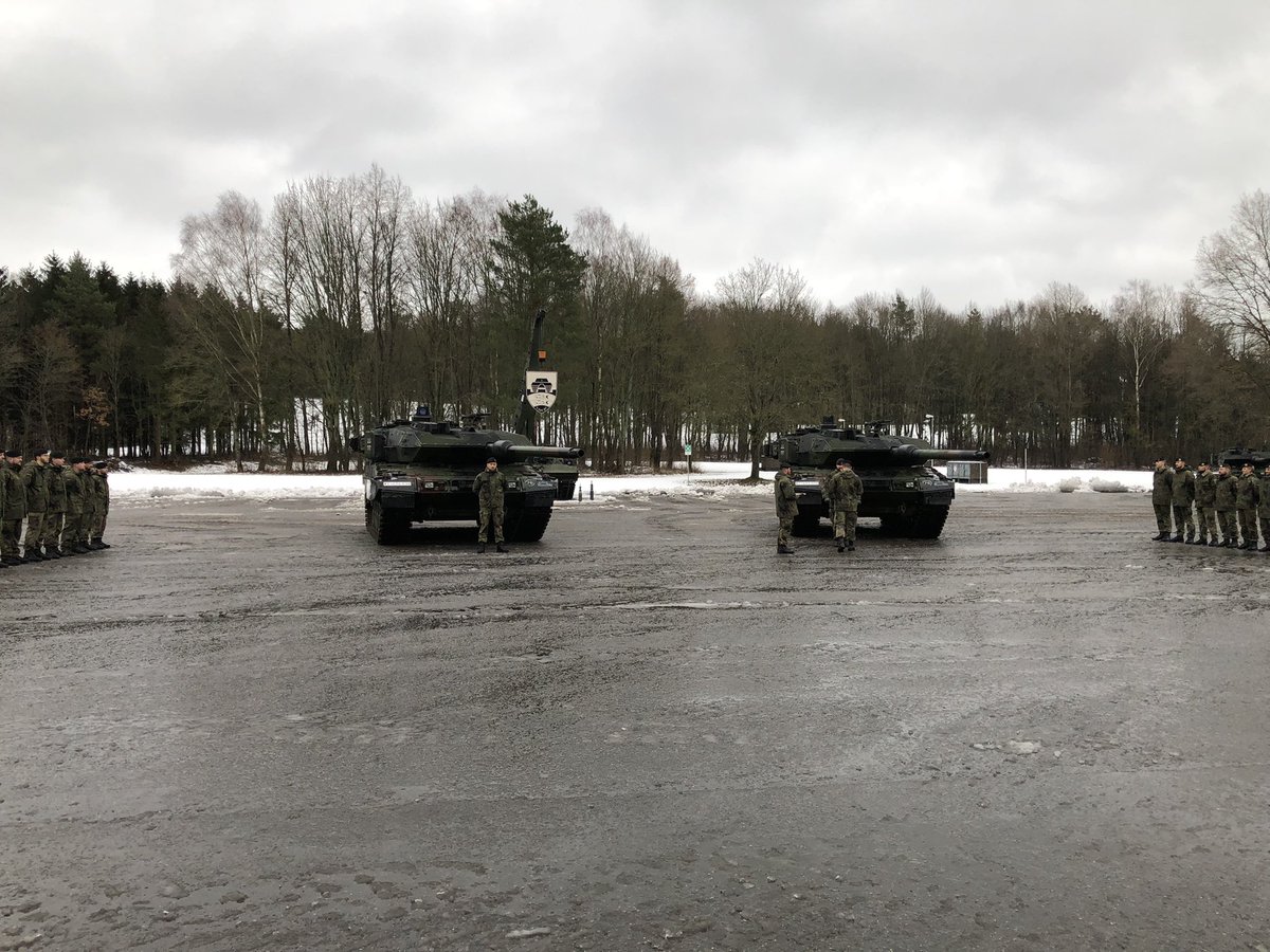 GrosserBasti's tweet photo. In #Pfreimd wurde heute der neue #Leopard2-Panzer der Truppe übergeben. Der neue Typ A7V kann unter anderem weiter schießen. Was aber vor allem aufgefallen ist: Nach wochenlanger Debatte um #Leopard-Lieferung in die #Ukraine war kein Landes- oder Bundespolitiker vor Ort… https://t.co/fAPvhmf4wy