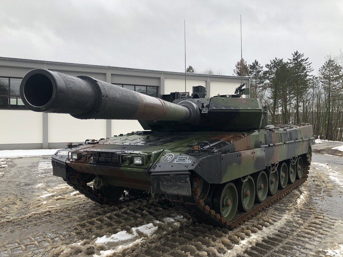 GrosserBasti's tweet photo. In #Pfreimd wurde heute der neue #Leopard2-Panzer der Truppe übergeben. Der neue Typ A7V kann unter anderem weiter schießen. Was aber vor allem aufgefallen ist: Nach wochenlanger Debatte um #Leopard-Lieferung in die #Ukraine war kein Landes- oder Bundespolitiker vor Ort… https://t.co/fAPvhmf4wy
