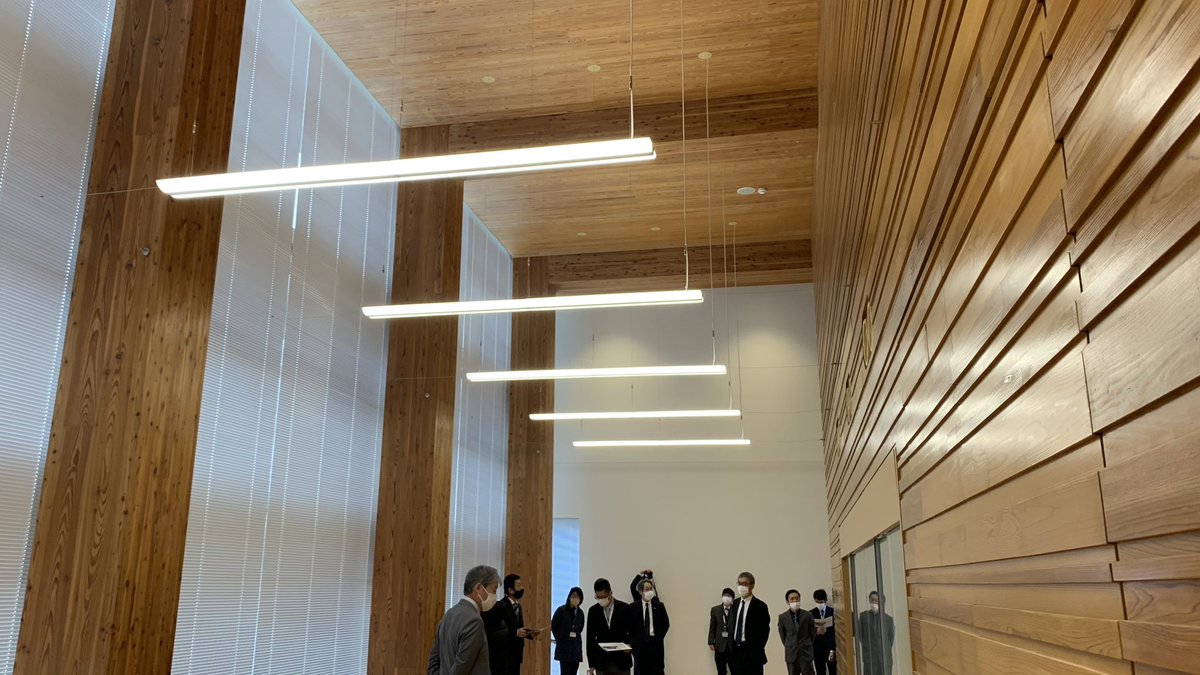 setagaya_eizen's tweet photo. 2015年3月に竣工した横浜商科大学高等学校の実習棟を見学しました。この施設は竹中工務店さんの設計・施工による、鉄筋コンクリート造、鉄骨造、木造の混構造の建築物です。「新たな木造・木質建築」に取り組んだもので、今後の世田谷区の公共施設の木造化の参考にします。＃世田谷 https://t.co/peNljcvbss