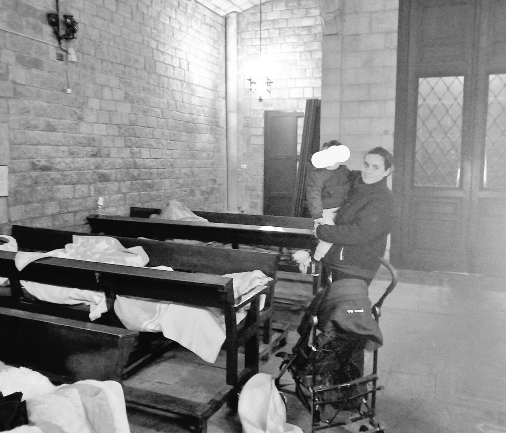 Aquesta nit a les 23 h ens han portat una mare brasilera amb el seu fill petit que estaven dormint al carrer. Està pendent de repatriació. Ja no ens queden paraules. Posa tu la teva